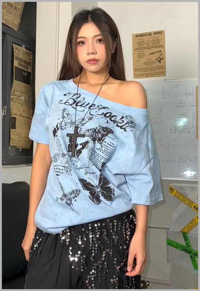 SPUCIKLEI Elbow-Sleeve Off Shoulder Lettering Asymmetrical T-Shirt